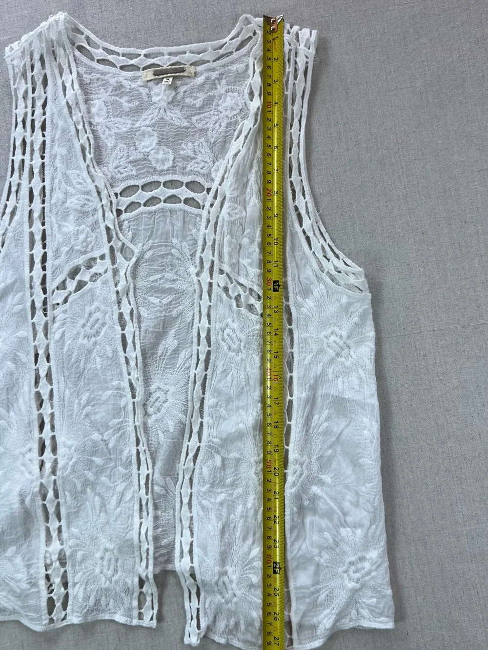 Women’s White Lace Delicate Feminine Whimsical Crochet Vest - M